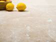 Travertin Ivory Cream en perspective de grenouille avec des citrons