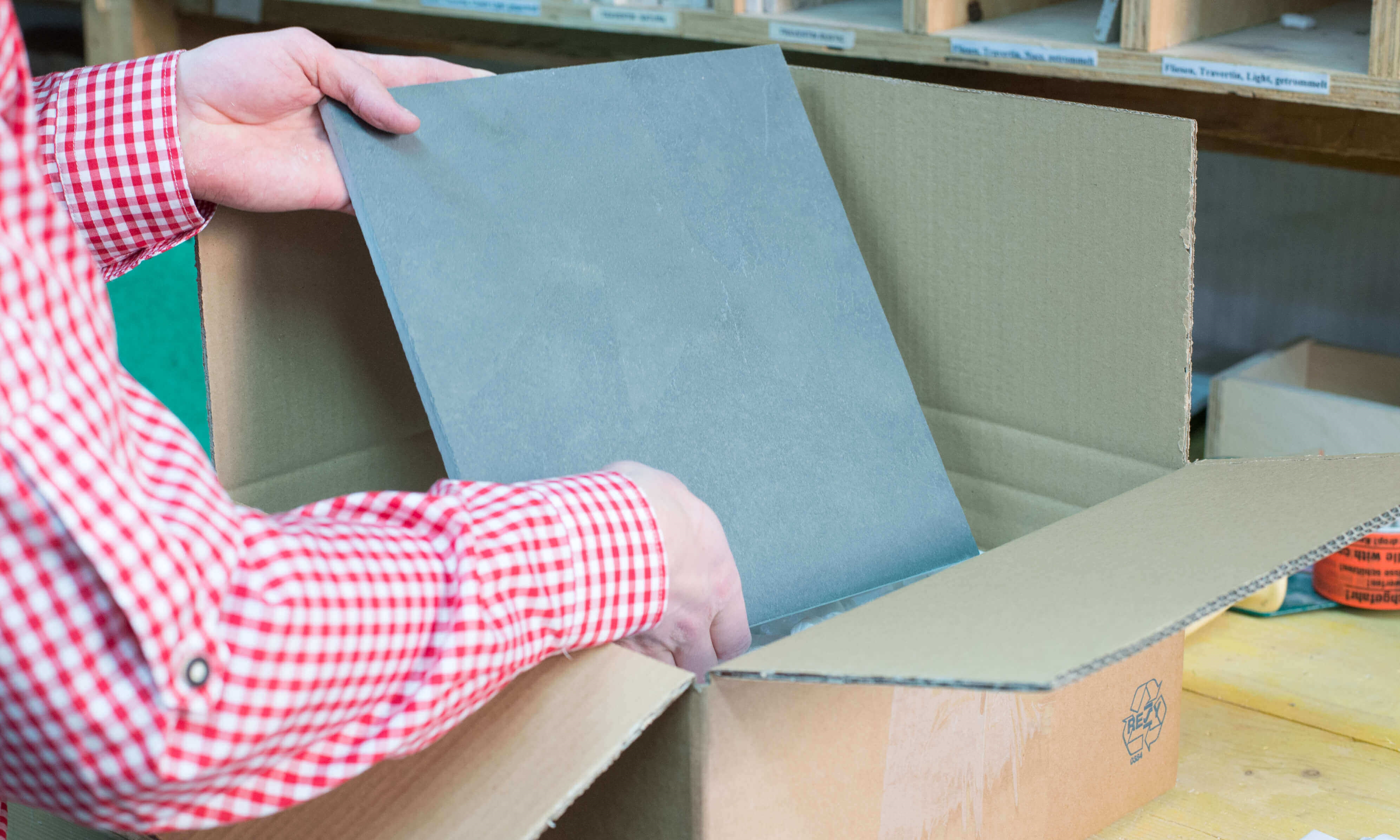 Un échantillon de carreau est placé dans un paquet