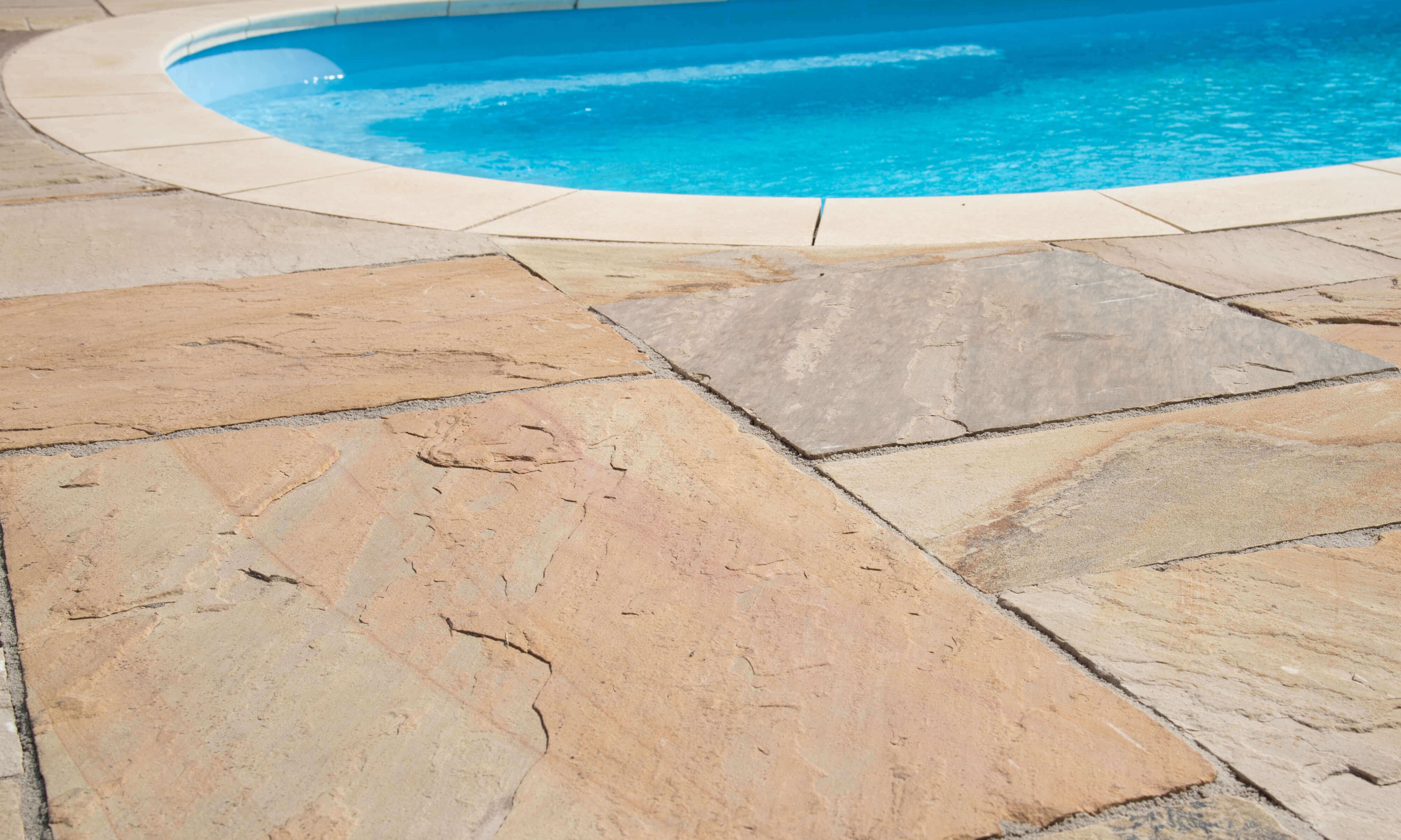 Dalles de grès posées à la piscine
