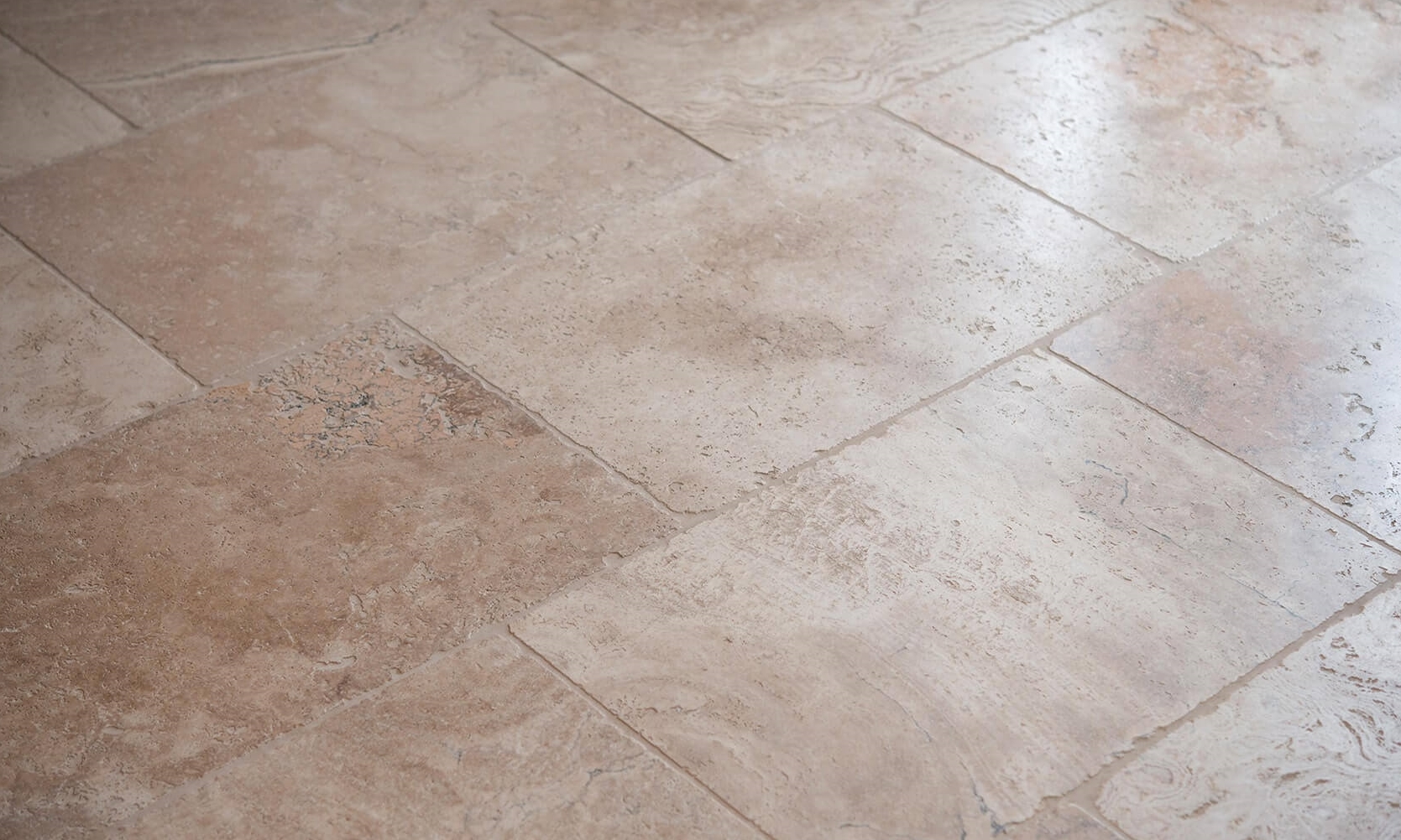 Carrelage en travertin avec des tons beiges et bruns au soleil