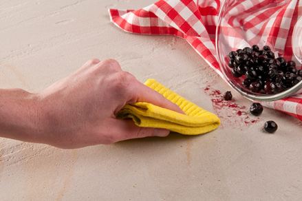 Naturstein wird von Beerenflecken gereinigt
