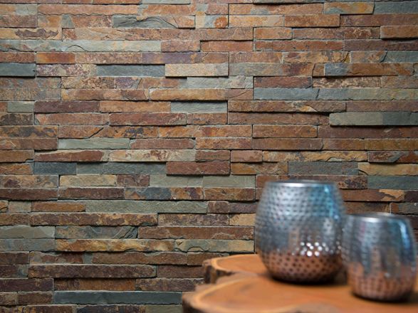 Zwei Vasen auf einem Holztisch vor Wandverblender aus Naturschiefer in bunten Farbnuancen