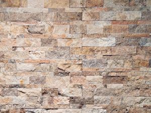 Mur complet recouvert d'un mur parement en travertin