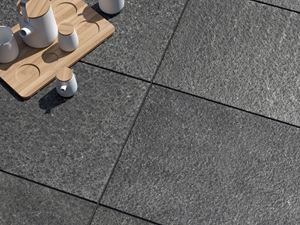 Le dallage en basalte Takeda et un plateau à thé en bois