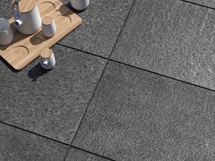 Le dallage en basalte Takeda et un plateau à thé en bois