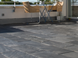 Les dalles en ardoise Black Rustic sur une terrasse avec une table et deux chaises