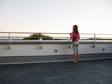 Enfant sur la terrasse du toit avec sol en pierre naturelle en ardoise noire