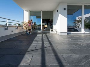 Des gens sur la terrasse du toit en ardoise
