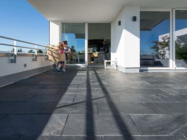 Des gens sur la terrasse du toit en ardoise
