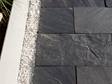 Vue sur les dalles en ardoise Black Rustic et les bordures en graviers