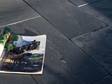 Magazines et lunettes de soleil sur sol en pierre naturelle en ardoise noire