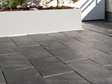 Dalles en ardoise Black Rustic et muret blanc