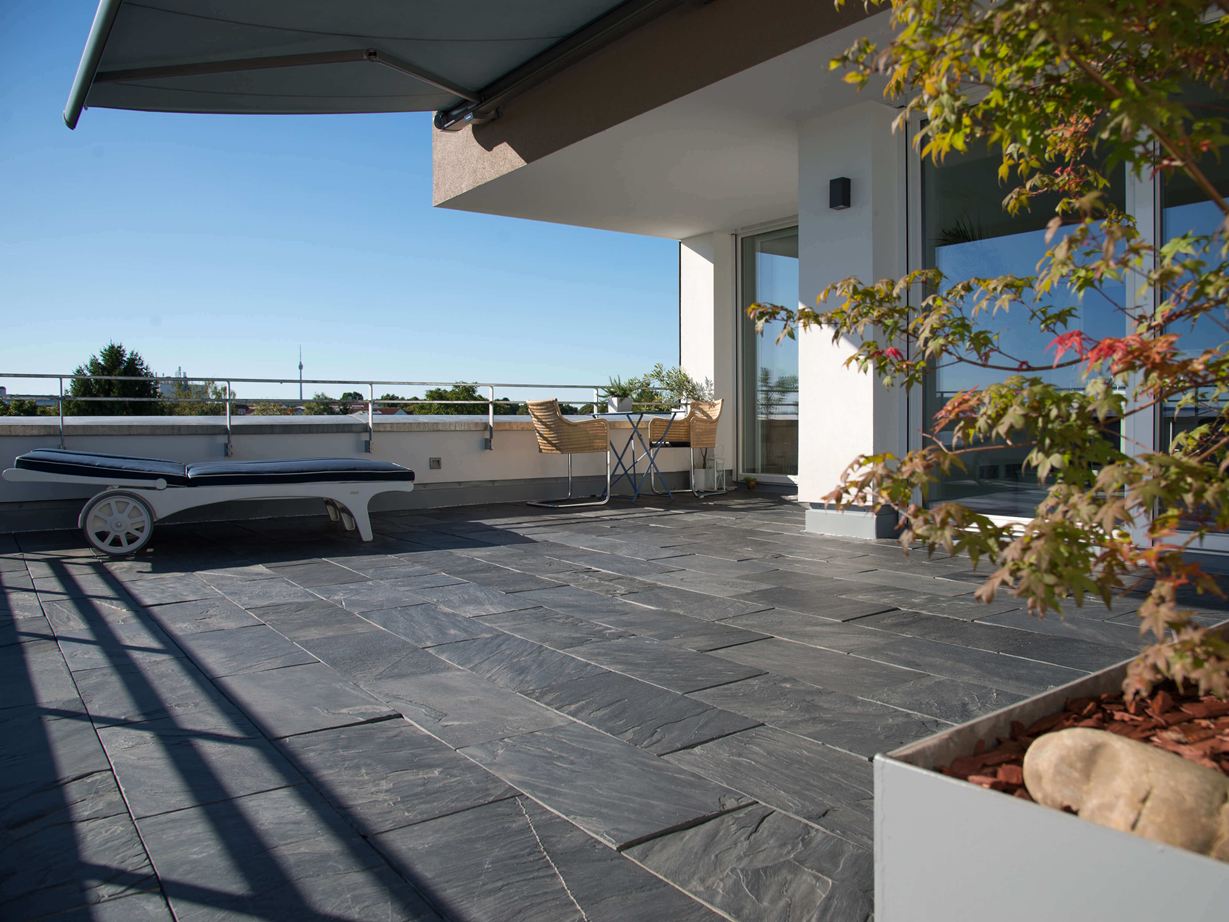 L'ardoise noire confère une certaine élégance à ce toit-terrasse Toit-terrasse avec dallage en ardoise Black Rustic