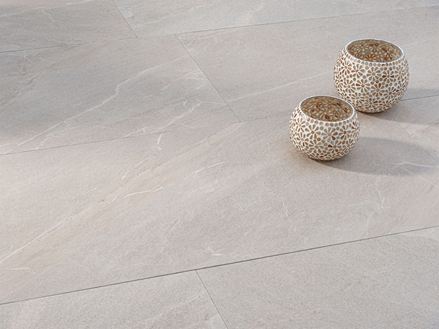 Avec Canyon Beige, vous êtes prêts pour une agréable soirée entre amis sur votre terrasse !