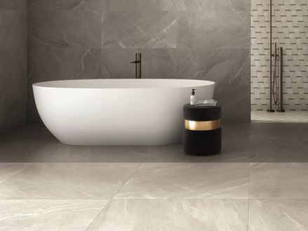 Salle de bain avec carrelage effet ardoise Canyon Pearl gris clair et beige