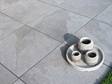 Les dalles en grès cérame gris clair Alpine Grey et de la déco