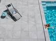 Vue de haut : fillette dans une piscine ; terrasse en dallage effet ardoise Alpine Grey