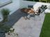 Table de petit-déjeuner sur une terrasse avec des dalles modernes en grès cérame aspect d'ardoise