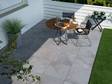 Table de petit-déjeuner sur une terrasse avec des dalles modernes en grès cérame aspect d'ardoise