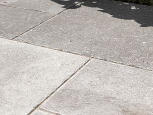 Camino Grey : Une pierre calcaire claire de qualité Le dallage en pierre calcaire Camino Grey vu de près