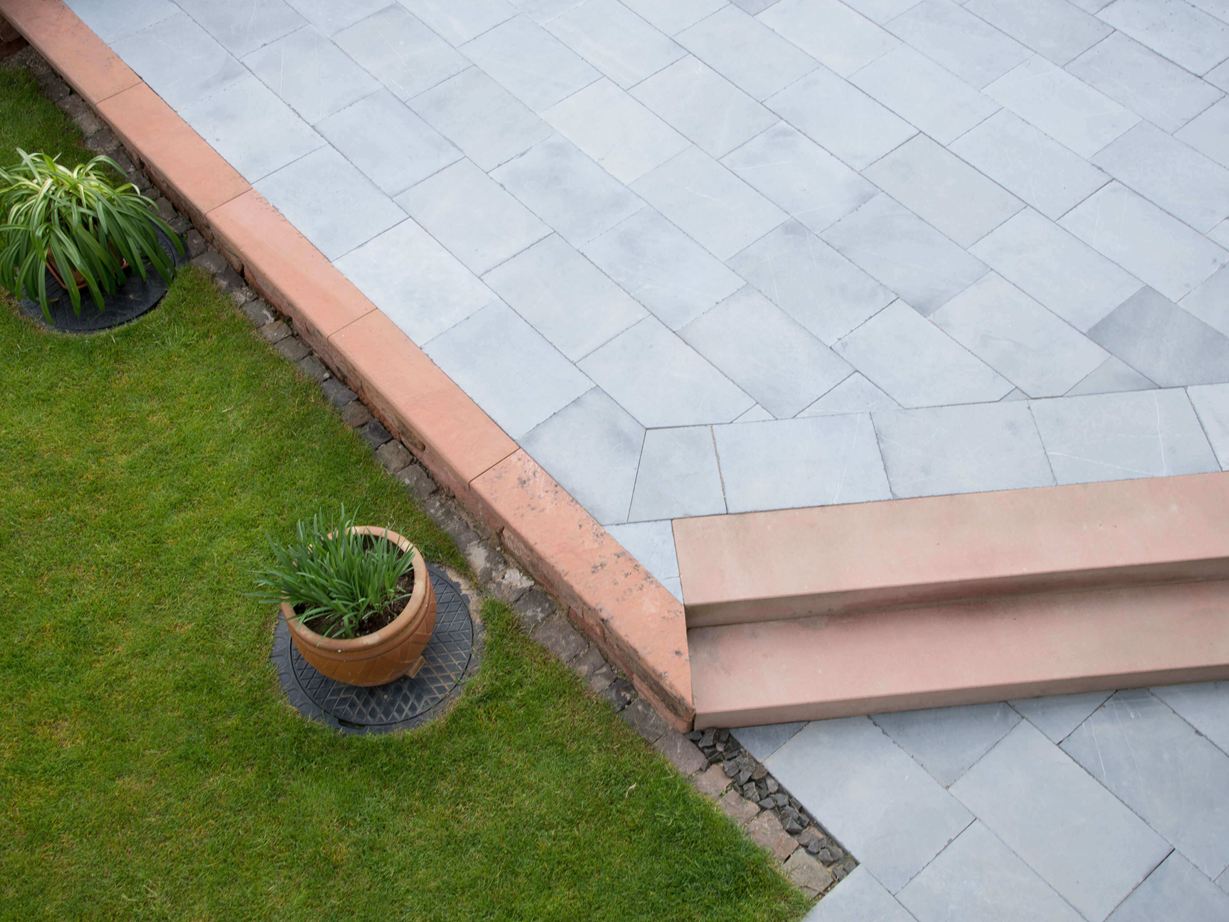 Les dalles Baustein Azur se marient avec de nombreuses couleurs Une terrasse avec dalles en pierre calcaire Blaustein Azur