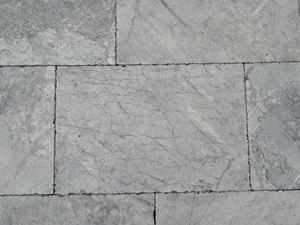 Gros plan sur les dalles de calcaire Blaustein Azur dans de douces nuances de gris