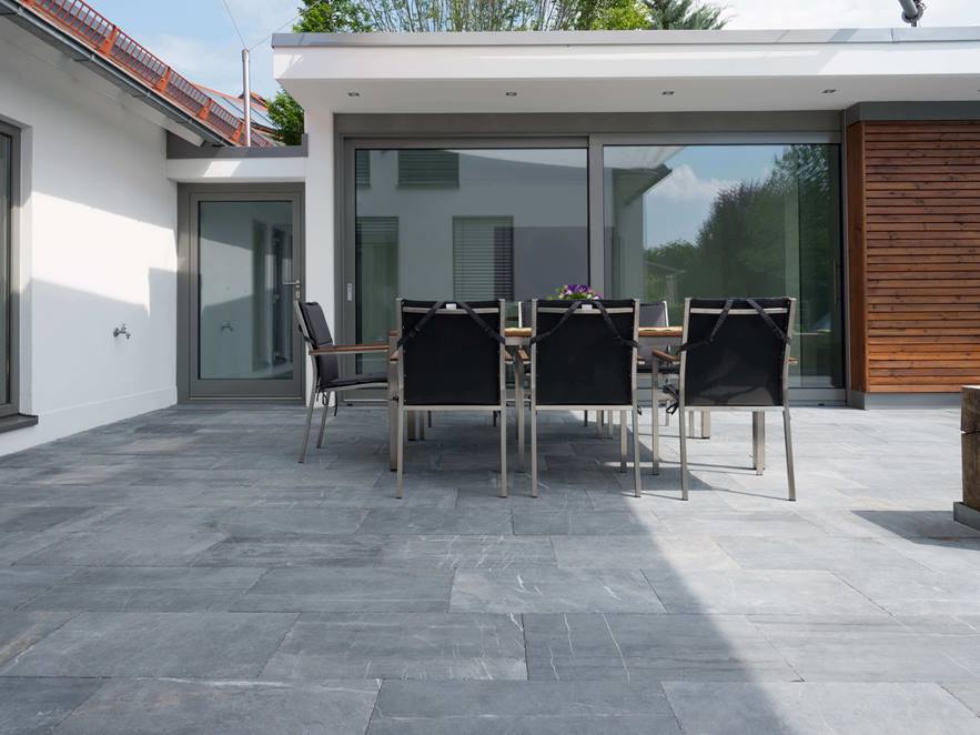 Une terrasse moderne avec dallage en pierre bleue Blaustein Azur