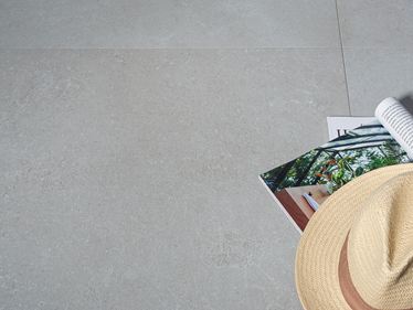 Un chapeau posé sur les dalles imitation pierre Sevilla Pearl