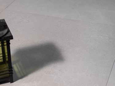 Les dalles imitation pierre Sevilla Pearl et une lanterne