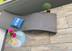 Les dalles de terrasse effet bois Canada Lodge sur un balcon avec chaise longue et fleurs