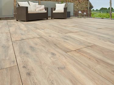 Dalles imitation bois Canada Lodge terrasse  en contre-plongée