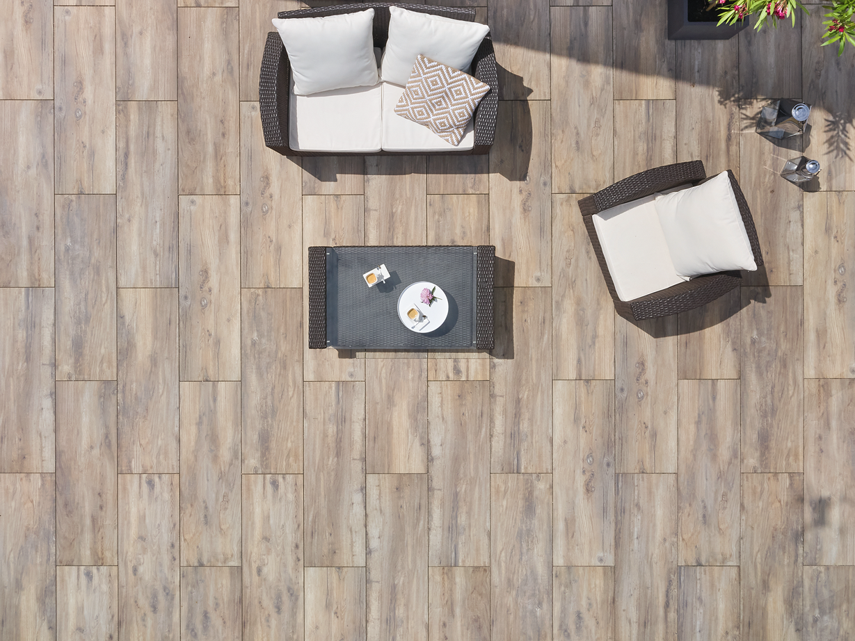 Ces dalles imitation bois ont un rendu naturel et harmonieux Terrasse avec mobilier d'assise et dalles imitation parquet du haut