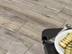 Les dalles Indie Smoke posées sur une terrasse sur laquelle se trouve une table et de la nourriture
