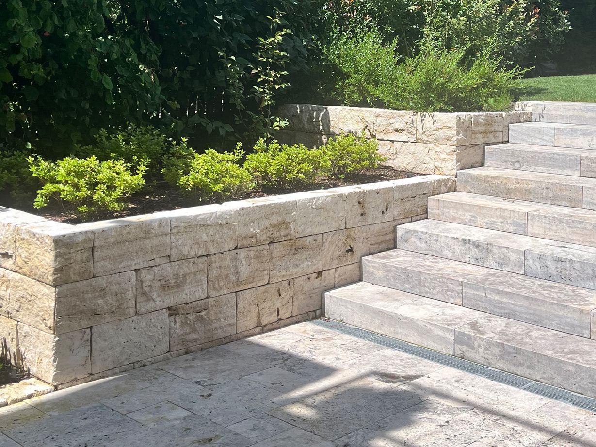 Belle combinaison : Travertin Silver Terrasse avec briques Medium Select. Photo du client Mur en travertin