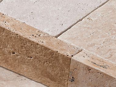 Gros plan sur les plinthes en travertin Medium à la surface brossée