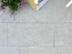 Les dalles imitation travertin Siena vues de haut avec fleurs roses