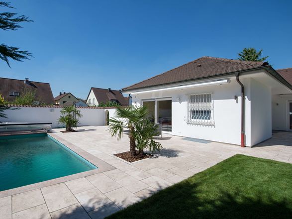 Les dalles en travertin beige rappellent la Méditerranée Maison de vacances avec terrasse en dalles de travertin Medium Line