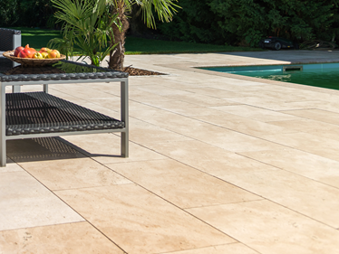 Meubles en rotin sur terrasse en travertin Medium Line