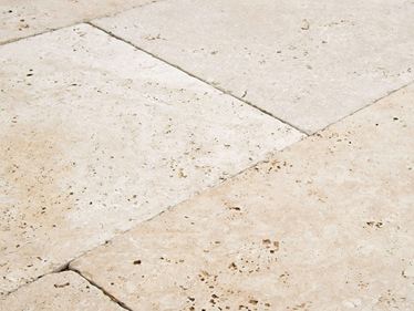 Gros plan sur les dalles en travertin Medium Select