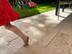 Un enfant courant sur le dallage en travertin Medium Select