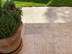 Dalles de terrasse en travertin Medium Select et pot de fleurs