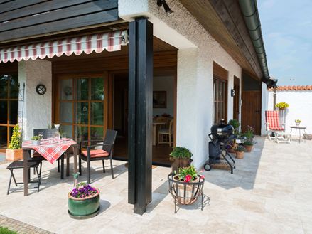 Maison avec terrasse ensoleillée en travertin