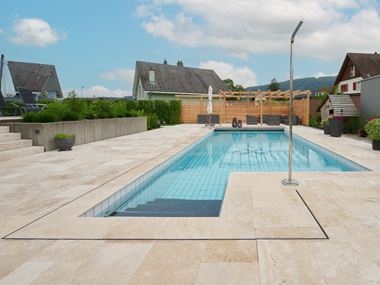 Dalles de piscine Medium Select : des bordures de piscine parfaites. Photo du client Dalle_de_terrasse_Moyenne_Sélection_Piscine_Ciel