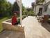 Travertinterrasse Medium Select mit Mauer und Person