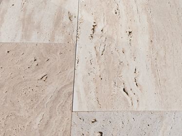 Gros plan sur les dalles en travertin Natura et leur aspect bois