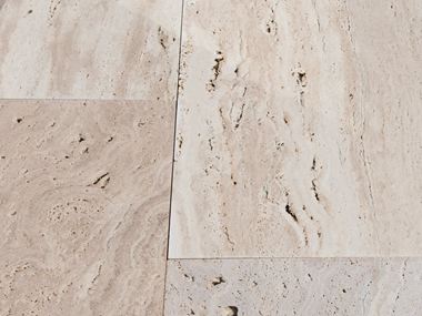 Gros plan sur les dalles en travertin Natura et leur aspect bois