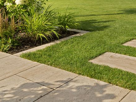Dalles en travertin Natura, pas japonais et bordures de massif.
