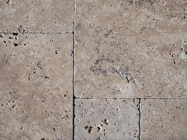 Le travertin Noce posé sur la terrasse vu de près