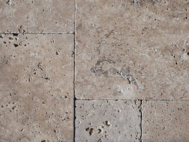 Le travertin Noce posé sur la terrasse vu de près