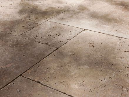 Ombres sur les dalles en travertin Noce au fini vieilli